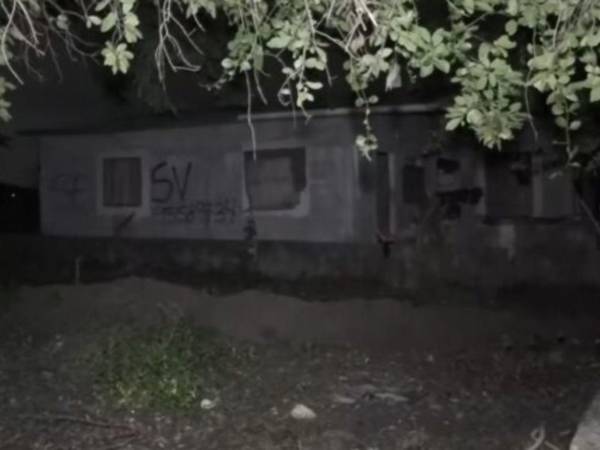 Autoridades policiales acordonaron la vivienda donde fue asesinado un adulto mayor en la colonia Valle #2, Villanueva, Cortés.