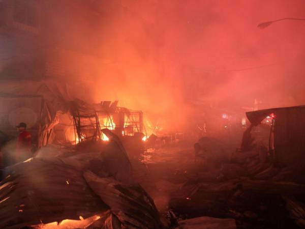 Estas son las imágenes más impactantes del incendio que consumió más de 50 locales en el mercado Medina-Concepción de San Pedro Sula. Las fotos muestran locales reducidos a escombros, estructuras calcinadas y comerciantes que hoy enfrentan la pérdida total de su sustento.