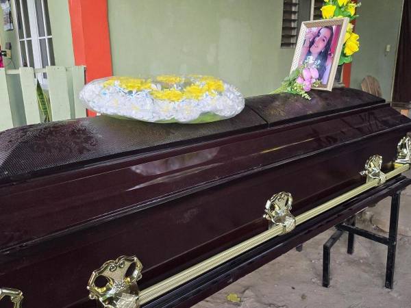 Con profundo dolor, familiares y vecinos dieron el último adiós a Sujeyly Rocío Euceda, la joven madre de 22 años que perdió la vida en el trágico accidente del bus “rapidito” de la ruta Cofradía–San Pedro Sula, ocurrido en la colonia Lempira de Chamelecón.