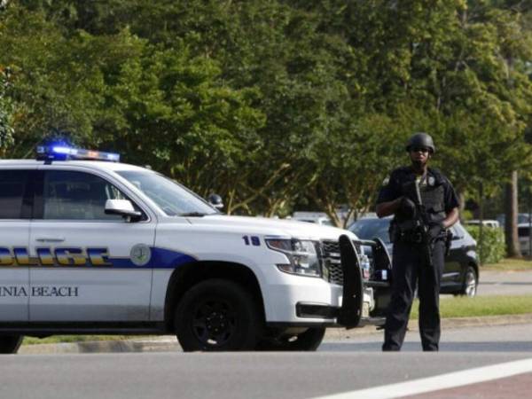 El comunicado dijo que la policía halló varias personas baleadas dentro y fuera del bar. Cornwell dijo que la información inicial indicaba que el tiroteo tuvo que ver con una disputa entre individuos.