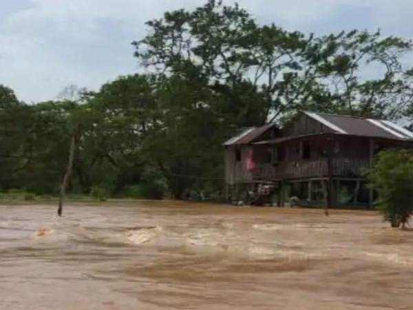 En la Mosquitia y Olancho, organismos de socorro buscan a dos campesinos que habrían sido arrastrados por corrientes mientras intentaban cruzar ríos crecidos.