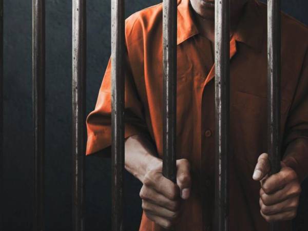 Tribunal de Ecuador impone casi 30 años de cárcel a pareja por abuso de una adolescente.