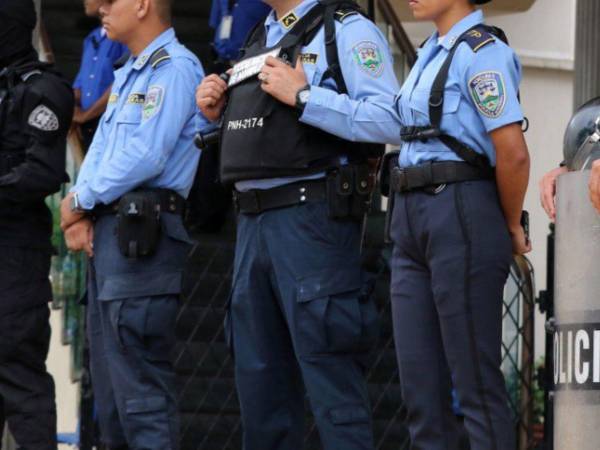 La escala básica de la Policía Nacional informó que la huelga durará hasta que se cumplan todas las exigencias de sus pagos.