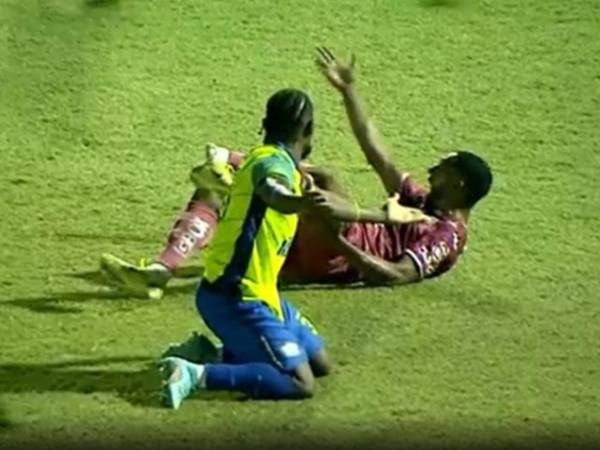 El atacante braseliño Romario da Silva sufrió una lamentable lesión en su tobillo izquierdo que luego de quedarse trabado su taco con la grama tras la disputa de un balón