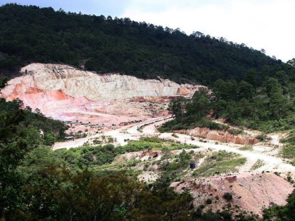 La apertura de calles y los movimientos de tierra modifican el paisaje capitalino, mientras especialistas alertan sobre el impacto en el ambiente y la seguridad.