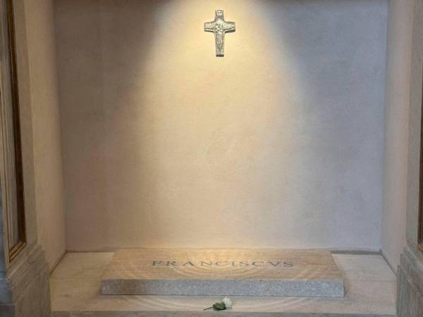 Sus palabras y gestos permanecen, dijo el actual pontífice, en el primer aniversario de la muerte del papa Francisco, de quien dijo que ha dado tanto a la Iglesia con su vida, su testimonio, su palabra y sus gestos y valoró su cercanía con los más pobres y débiles.