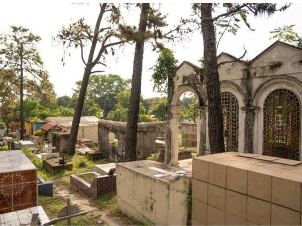 En todos los cementerios de San Pedro Sula se procedió a realizar operativos de limpieza.