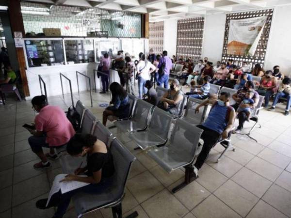 Pacientes esperan más de una hora en el Centro de Salud Alonso Suazo, donde la preclínica permanece cerrada por la ausencia de auxiliares de enfermería.