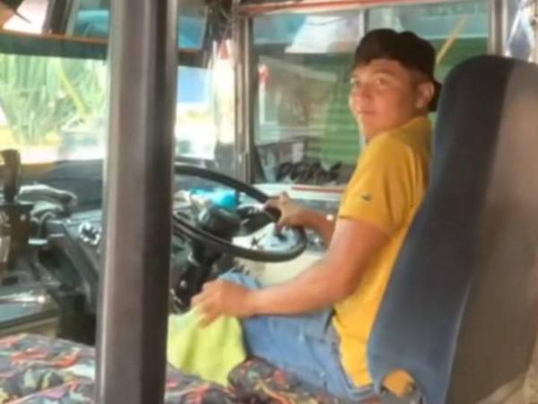 Sigue la búsqueda de Diego Enamorado, el conductor de la unidad accidentada el domingo al caer a una hondonada en la colonia Lempira de San Pedro Sula. Inicialmente, se informó que el joven había muerto en la escena, pero las autoridades descartaron esa versión. El joven permanece prófugo tras lo ocurrido. ¿Qué se sabe sobre esta tragedia? Aquí los detalles: