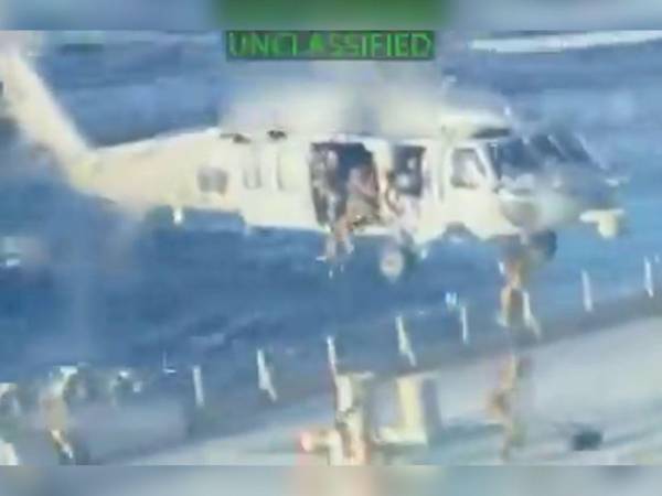 Los agentes llegaron hasta el barco en helicóptero.