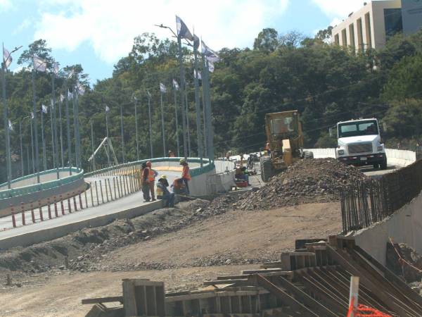 Luego de más de medio año de retraso, la AMDC informó que el puente elevado Papa Francisco será finalizado el 30 de enero, con un avance físico actual del 72%.