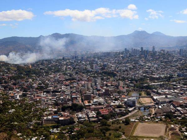 Durante la temporada seca, los incendios provocan un aumento significativo en la contaminación atmosférica, afectando amplias zonas de la ciudad.