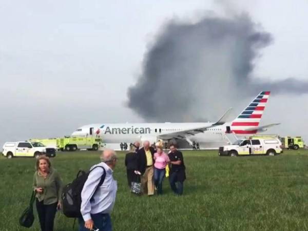 Los pasajeros evacuaron la aeronave luego que el despegue fuera abortado, según la Administración de Aviación Federal. Foto: AP