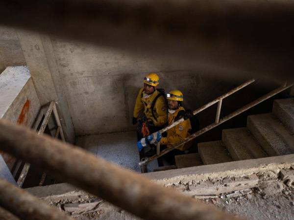 Rescatistas internacionales detectaron señales de vida de 21 personas bajo los escombros del edificio Oasis Beach, ubicado en el sector Playa Grande, estado La Guaira, nueve días después de los devastadores terremotos que sacudieron el país el pasado 24 de junio