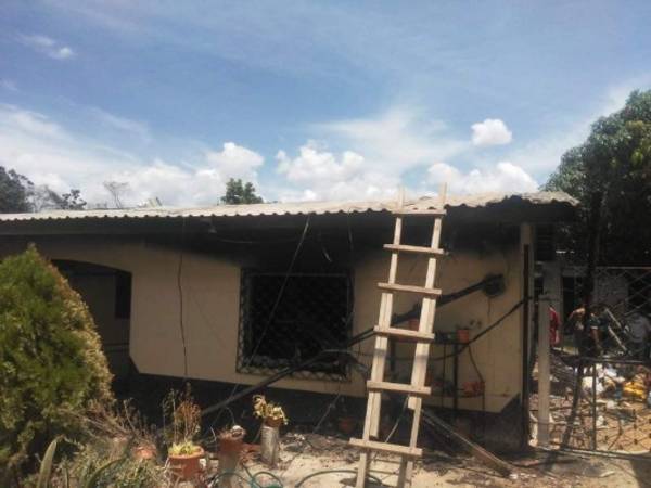 De acuerdo con lo informado por el Cuerpo de Bomberos, la menor de edad habría fallecido por asfixia al sufrir la contaminación del humo provocado por el feroz incendio.