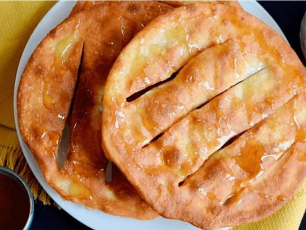 Fritas macheteadas con miel, una delicia al paladar. Cinco maneras diferentes para servir y disfrutar de este desayuno típico o catracho.
