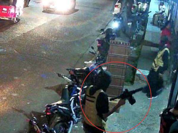 Personas que se encontraban en un negocio del barrio Bella Vista, en Comayagüela, la capital de Honduras, terminaron en pánico cuando tres hombres armados, encapuchados y con chalecos los asaltaron, despojándolos de sus pertenencias.