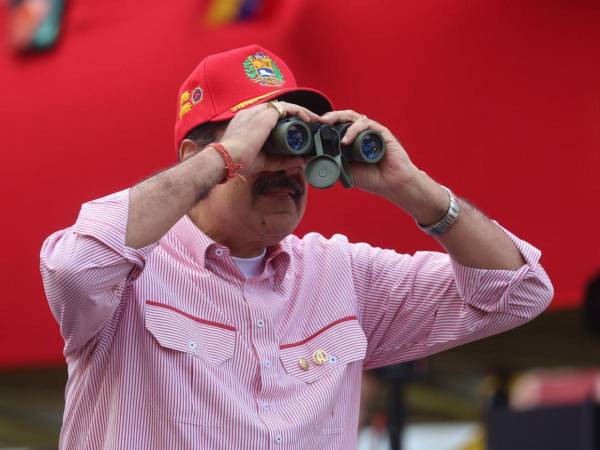 Maduro encabezó un acto en Caracas tras una marcha convocada para acompañar la juramentación de los Comandos Bolivarianos Integrales.