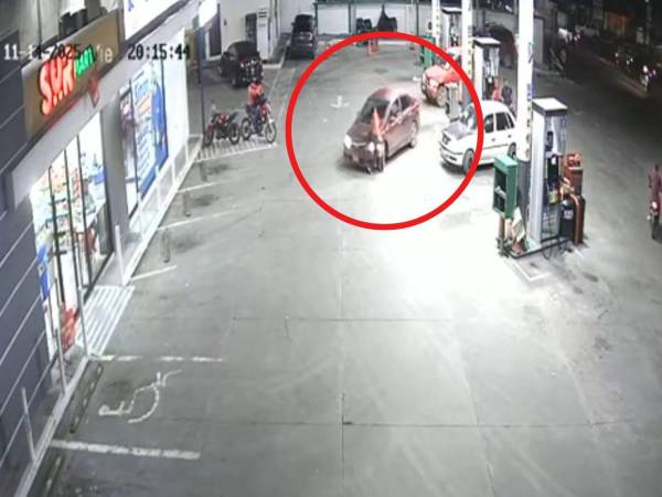 El hombre impactó a la joven cuando estaba caminado.