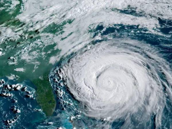 Erin surgió como tormenta la semana pasada cerca de Cabo Verde en África, donde dejó siete muertos, y se convirtió en huracán el viernes.