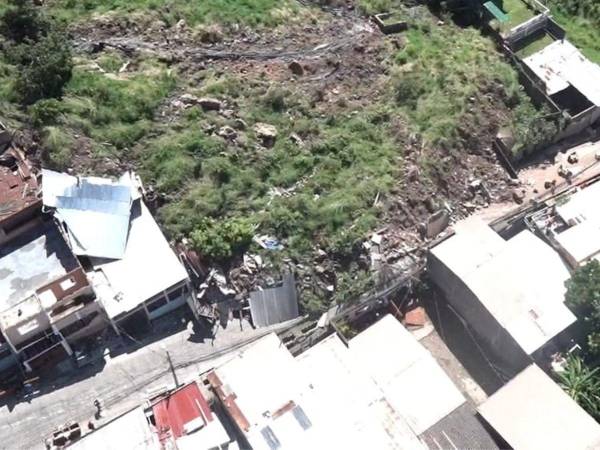 Muros derrumbados, deslaves de tierra y rocas caídas siguen siendo parte del panorama en la zona cero, donde muchas personas lo han perdido todo. Así lucen los daños desde las tomas aéreas.