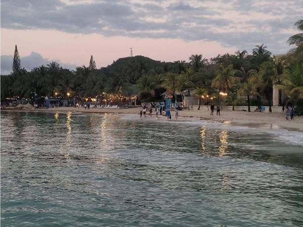 Luego de ser invadidas por la llegada masiva de sargazo, las playas de West Bay, en Roatán, Islas de la Bahía, avanzan hacia la normalidad tras verse cerradas durante los últimos días. Así van quedando: