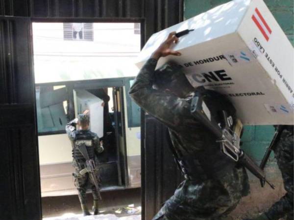 Los observadores electorales tienen sus ojos puestos en la conducta de los militares, debido a que el jefe del Estado Mayor Conjunto Roosevelt Hernández ha politizado las Fuerzas Armadas.