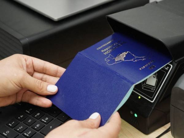 Los pasaportes de emergencia se emiten en las terminales aéreas por personal autorizado del Instituto Nacional de Migración en los aeropuertos de Toncontín, Palmerola y Ramón Villeda Morales.