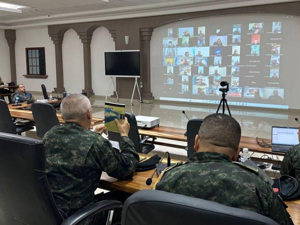 Hernández sostuvo reunión este domingo con los diferentes involucrados de las FF AA en el traslado del material electoral.