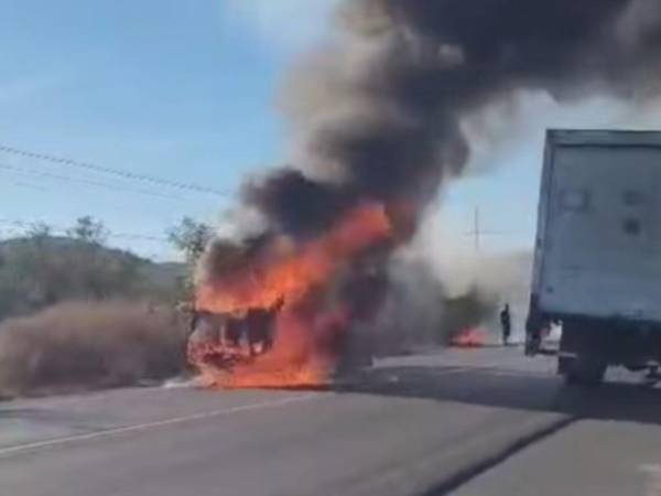 Un motociclista murió calcinado tras un choque frontal con un camión en la carretera Panamericana, entre Jícaro Galán y San Lorenzo, en Nacaome.