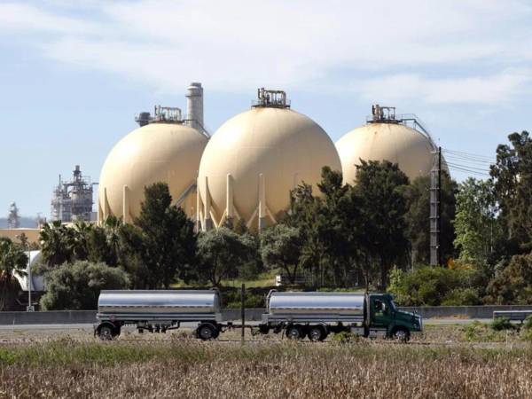 El barril de WTI retrocedió este lunes tras emitir Washington una licencia comercial de sesenta días para la venta de producción petrolera iraní
