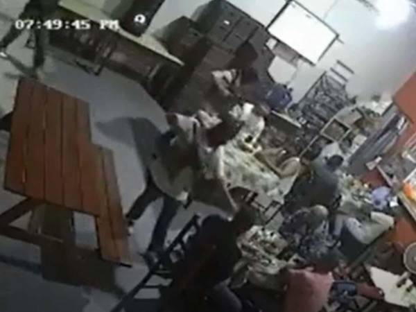 Video muestra asalto de falsos agentes de Dipampco en negocio de Tegucigalpa
