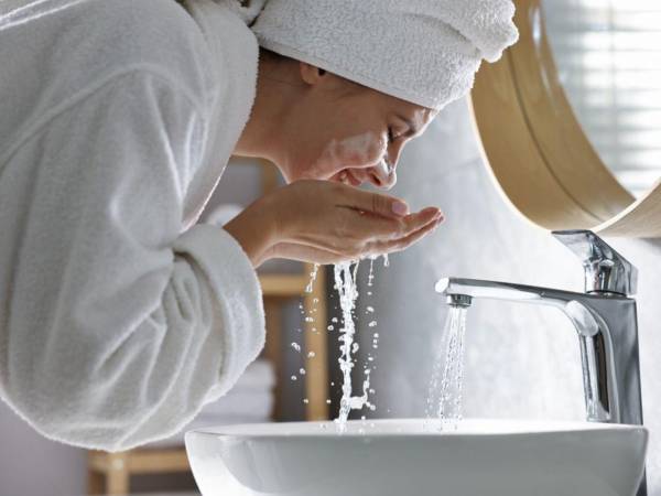 Olvídate del mito de que engrasa el rostro: te contamos cómo funciona la <b>limpieza con aceite</b>, por qué protege tu barrera cutánea y cómo transforma por completo la salud y el brillo de tu piel.