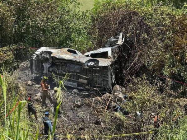 El bus se incendió tras caer a una hondonada en Cofradía, dejando a dos jóvenes carbonizados.