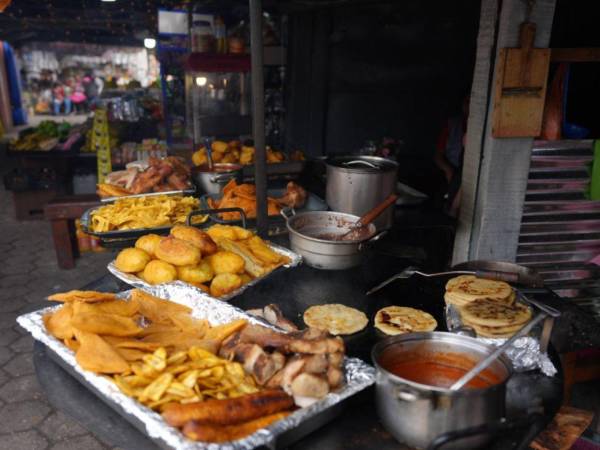 Los alrededores de la Basílica de Suyapa comenzaron a llenarse de puestos de comida y ventas temporales con la instalación de más de 600 emprendedores y comerciantes que participarán en la feria por el 279 aniversario del hallazgo de la Virgen de Suyapa, una de las celebraciones religiosas más concurridas de Honduras.