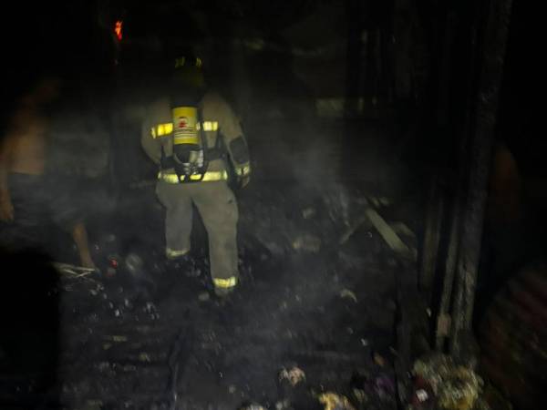 Hasta el momento, se desconoce qué habría provocado el voraz incendio que cobró la vida de seis integrantes de esta familia.