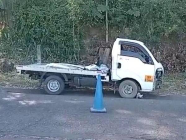El camión en el que fue encontrado sin vida el transportista salvadoreño permanecía estacionado a la orilla de la carretera hacia San Marcos de Colón.