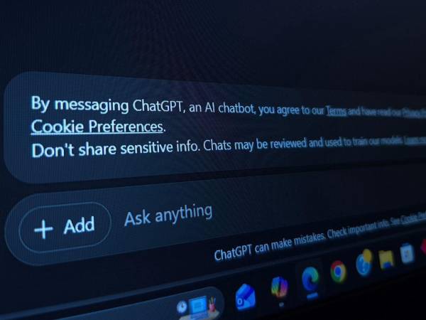 La función de memoria de GPT-5 utiliza el historial de chats para ajustar sus respuestas. Estos son los pasos para borrar esas conversaciones desde cualquier dispositivo.
