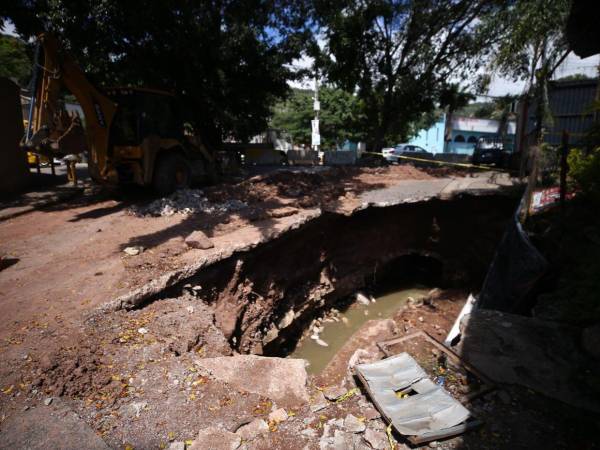 Tras semanas de espera, este jueves comensaron los trabajos de reparación para reparar el enorme socavón del barrio El Manchén