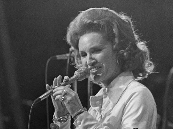 La cantante de country Jan Howard en un show del Grand Ole Opry en el Ryman Auditorium de Nashville, Tennessee. Foto: Agencia AP.