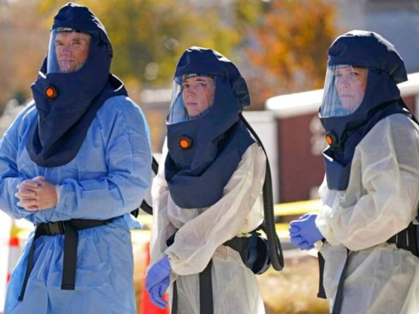 El Paso es una de las ciudades más infectadas con coronavirus, los muertos los dejan fuera de la oficina forense porque dentro ya no hay espacio. Foto: AP