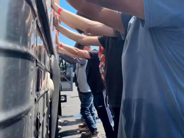 Pese a las protestas y rechazo, ICE podrá hacer las detenciones de indocumentados en Los Ángeles.