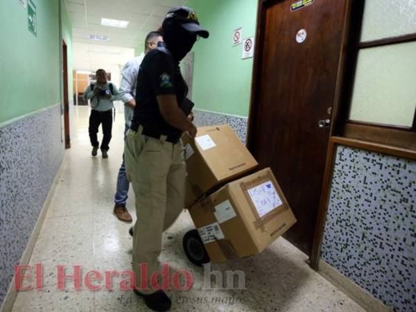 Los fiscales del Ministerio Público durante el secuestro de documentos en el Hospital Escuela, en donde investigan la compra irregular de medicamentos e insumos médicos.