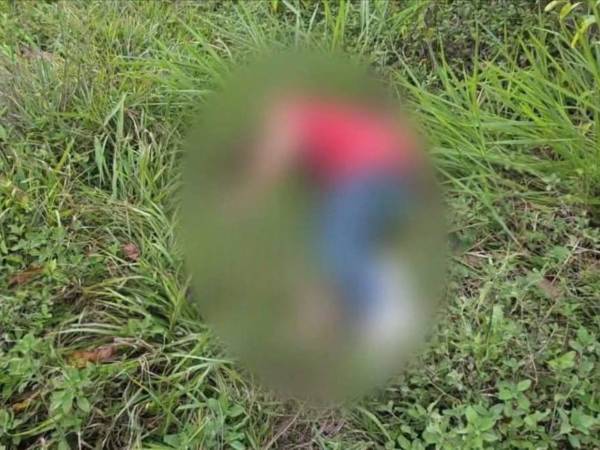 El ahora occiso vestía una camiseta roja y pantalón jean azul al momento de su hallazgo