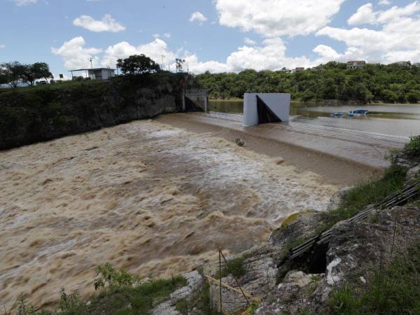 Las últimas lluvias rebasan la represa Los Laureles debido al desbordamiento de Guacerique.