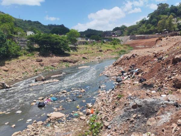 Las condiciones secas que afectan a Tegucigalpa también se reflejan en el río Choluteca y su caudal luce reducido y deja expuestas sus riberas.