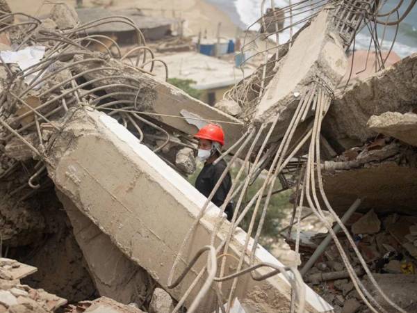 Los trabajos de rescatistas nacionales y extranjeros continuaron, principalmente, entre las ruinas de edificaciones del estado costero de La Guaira.