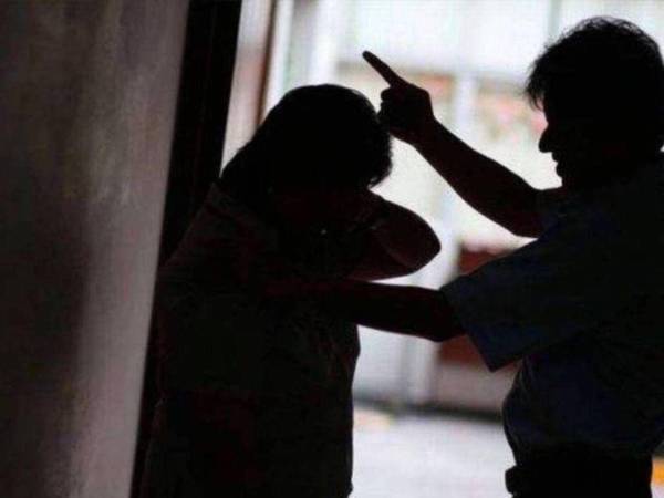 La línea 114 de la Policía Nacional asiste a mujeres que sufren violencia doméstica.