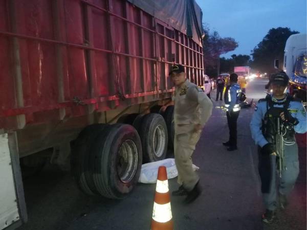 El cuerpo del menor quedó en medio de las llantas de la rastra que transportaba raquis de palma con dirección a San Pedro Sula.