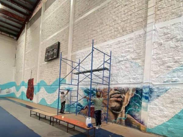 En la Villa Olímpica José Simón Azcona Hoyo realizan una serie de trabajos de mantenimiento, entre ellos renovación de pintura en distintas áreas del complejo y reparaciones en sus instalaciones deportivas.